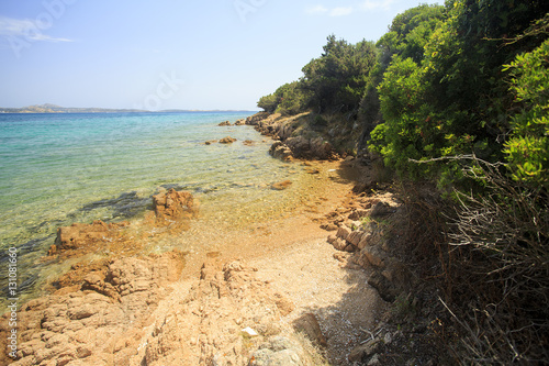 In Sardegna mare e cielo, acqua e rocce, acqua limpida, sole sull'isola. 