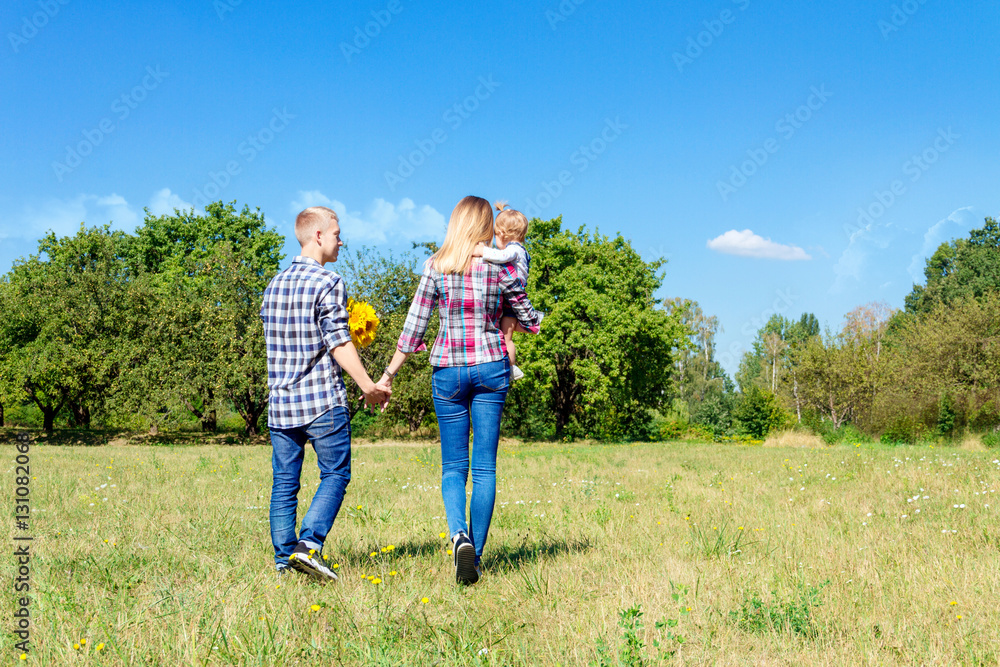 Fototapeta premium Szczęśliwa rodzina razem spaceru