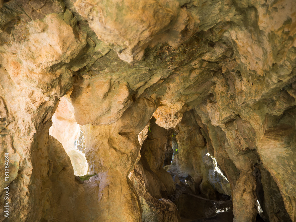 Obraz premium cuevas con estalactitas y estalagmitas en el desfiladero de Cambras por el Cañón de Añisclo, Huesca, España en Diciembre de 2016 OLYMPUS CAMERA DIGITAL