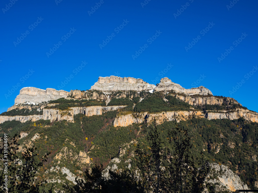Mirador de Cruces contemplando el paisaje del entorno del Cañón de Añisclo, con los picos de Los Sestrales, en Huesca, España, Diciembre de 2016 OLYMPUS CAMERA DIGITAL