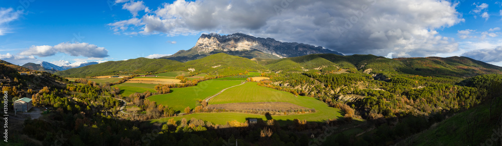 La Peña Montañesa desde Pueyo de Araguás en la comarca de Sobrarbe, Huesca, España, Diciembre de 2016 OLYMPUS CAMERA DIGITAL