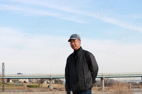 冬の散歩道　シニア男性 © apple713