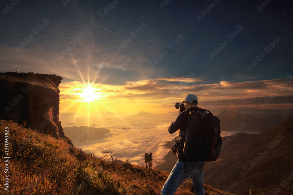 Obraz premium Nature photographer taking photos in the mountains