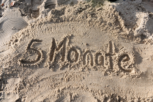 5 Monate - geschrieben im Sand photo