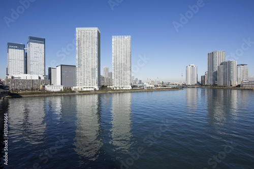 晴海のタワーマンションと晴海運河 © kyaimu426