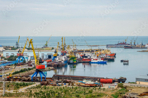 Industrial port, Baku © dinozzaver