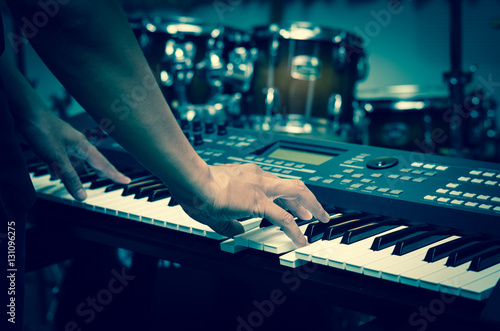 Cuadro en lienzo Closeup hands playing the keyboard or piano on brand music instr