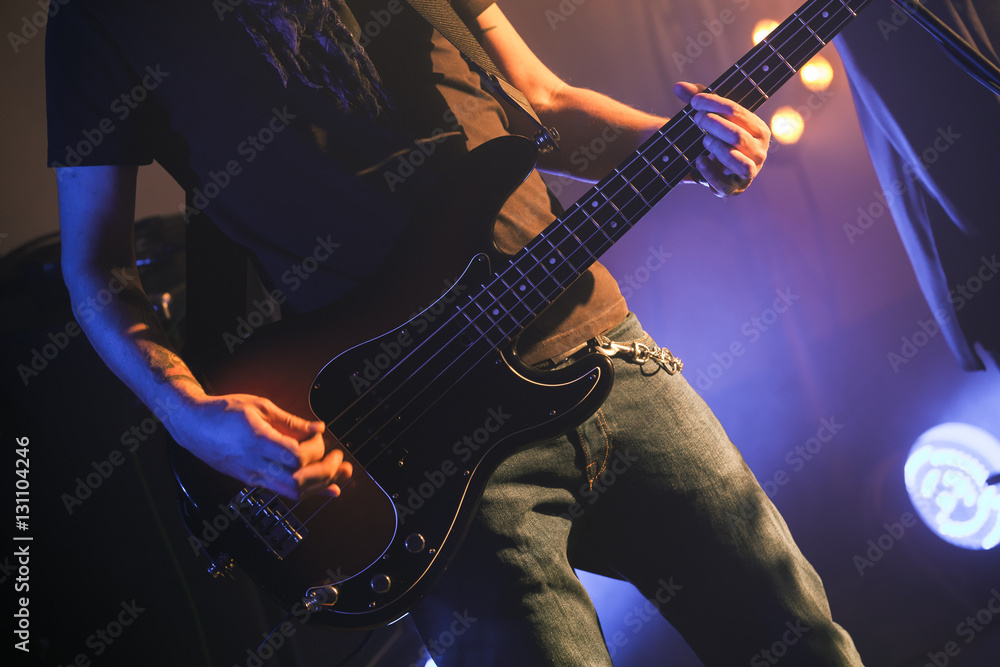Obraz premium Electric bass guitar player, closeup