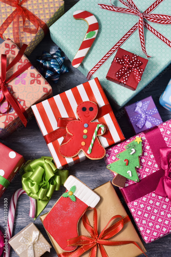 Fototapeta premium christmas biscuits and gifts