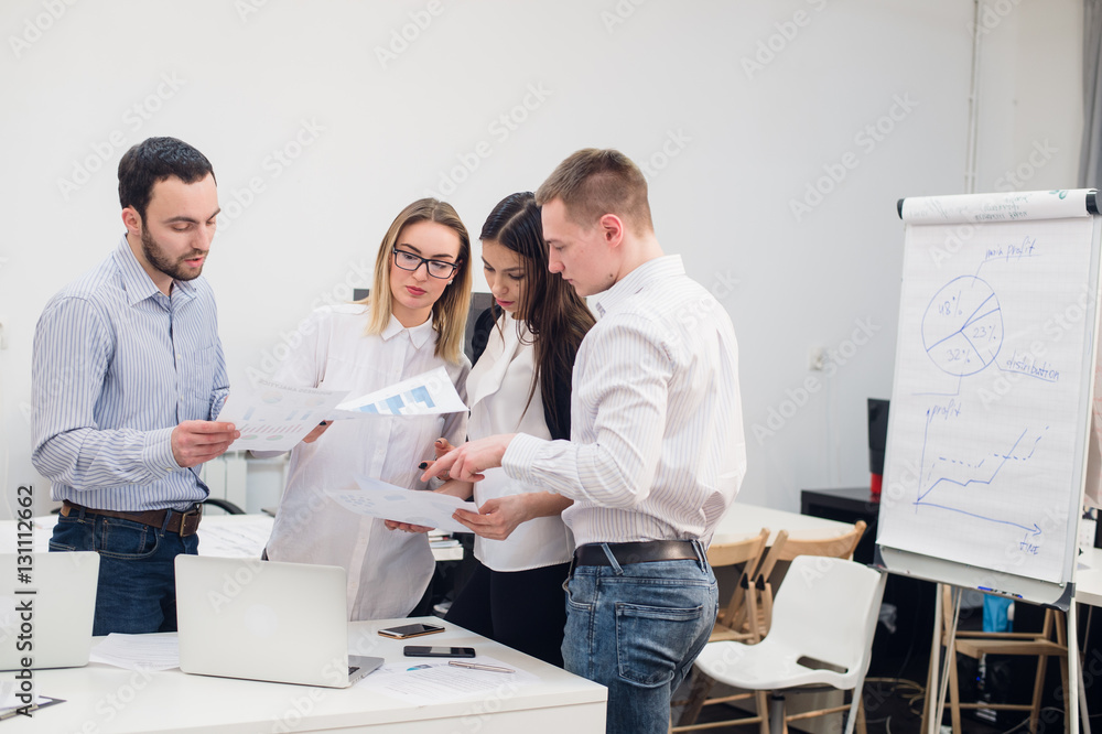 Fototapeta premium Group Of Office Workers Meeting To Discuss Ideas