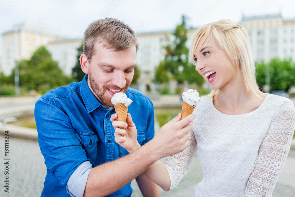 Fototapeta premium happy people eating ice cream