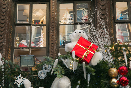 Decorazioni natalizie tipiche dell'alsazia su una finestra di una casa a Strasburgo, la capitale del natale photo
