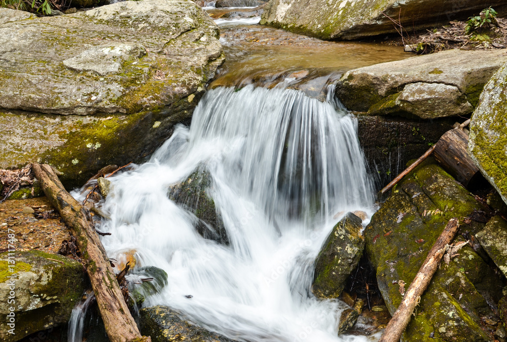 Fototapeta premium Mały wodospad nad skałami