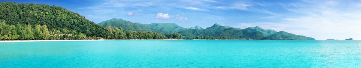 Keuken achterwand Turquoise Beautiful tropical Thailand island panoramic with beach, white sea and coconut palms for holiday vacation background concept  © Elzeva