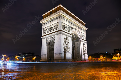 Obraz na płótnie The Triumphal Arch (Arc de Triomphe) in Paris, France w salonie