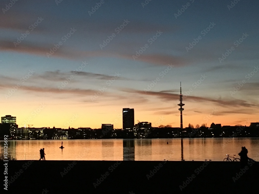 Sonnenuntergang hinter der Alster in Hamburg