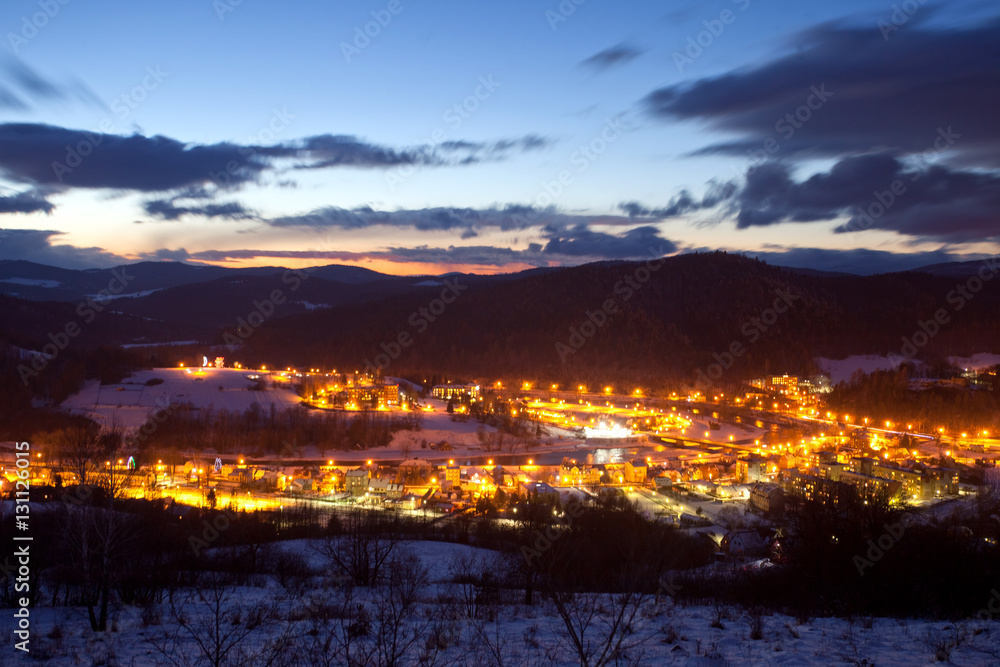 Obraz premium Zimowa panorama w Muszynie w górach. Night landscape of the mountain in Muszyna - Poland. Polish mountain landscape