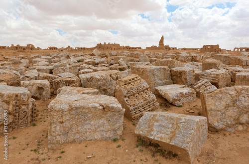 Alte zerstörte Steine auf dem Wüstenboden in Syrien photo