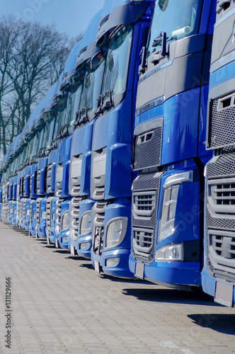 Blaue 30 Tonner in Reihe auf einen Unternehmerparkplatz abgestellt photo