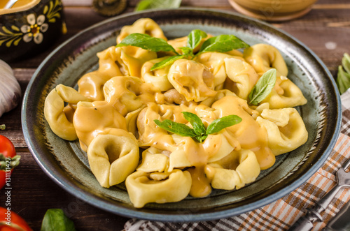 Tortellini with cheese sauce