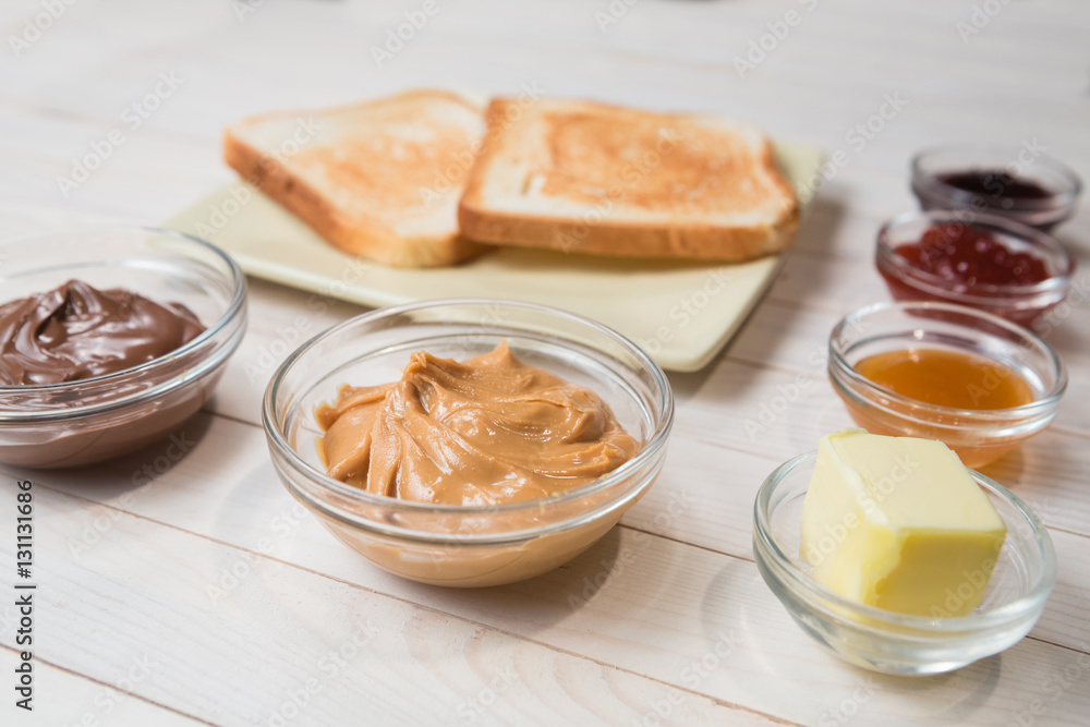 Sandwiches with peanut butter and strawberry jelly Sandwiches with peanut butter and strawberry jelly