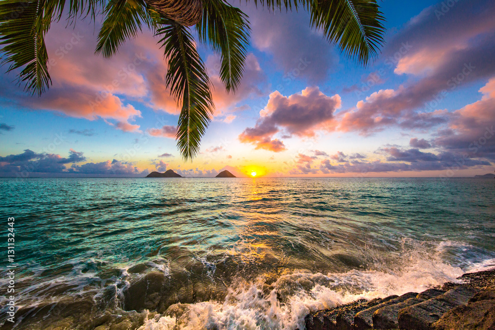 Obraz premium Piękny hawajski wschód słońca na plaży Lanikai