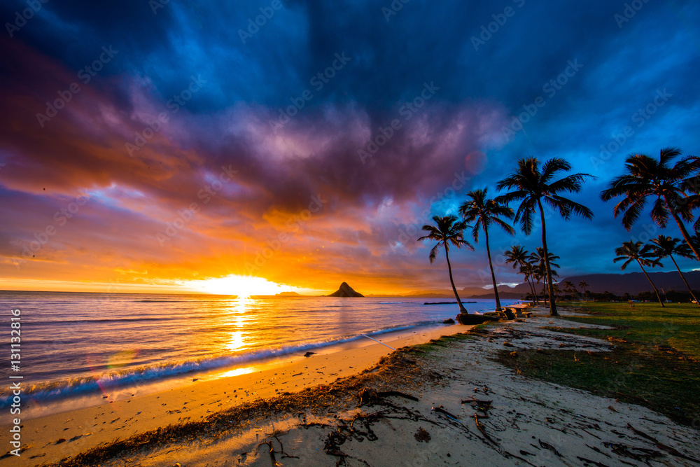 Naklejka premium Piękny wschód słońca w chińskim kapeluszu na Oahu
