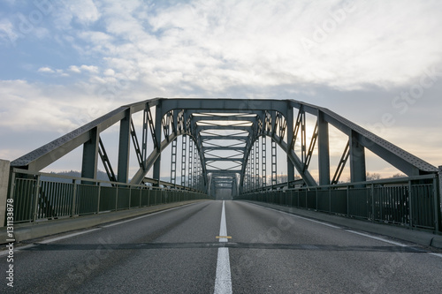 Fototapeta Naklejka Na Ścianę i Meble -  Brücke Strasse Verkehr