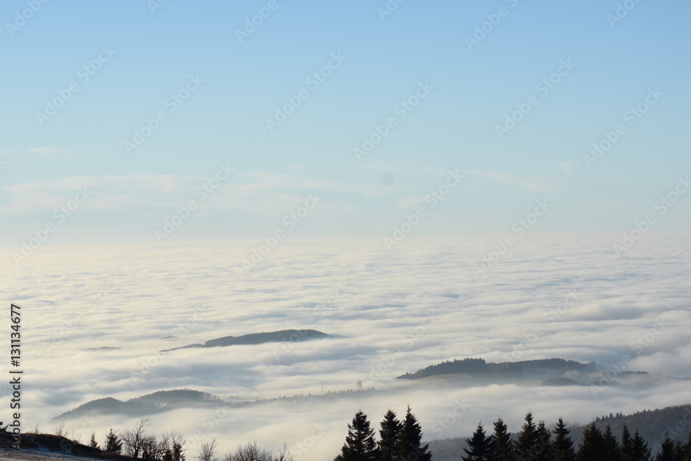 Berginseln im Wolkenmeer