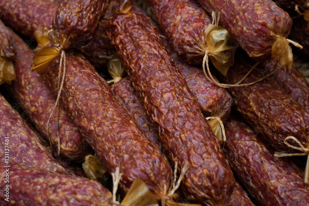 Salami auf dem Wochenmarkt Salami auf dem Wochenmarkt