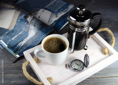 утренний кофе с журналом и карманными часами