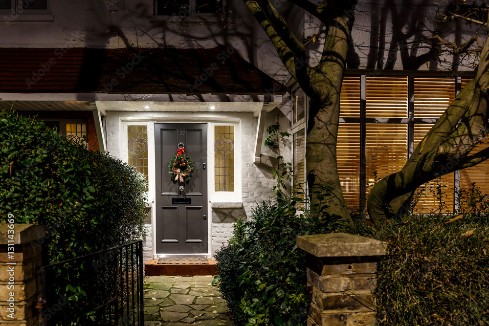 Obraz premium House decorated for Christmas in London