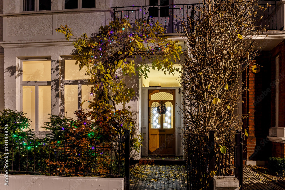 Obraz premium House decorated for Christmas in London