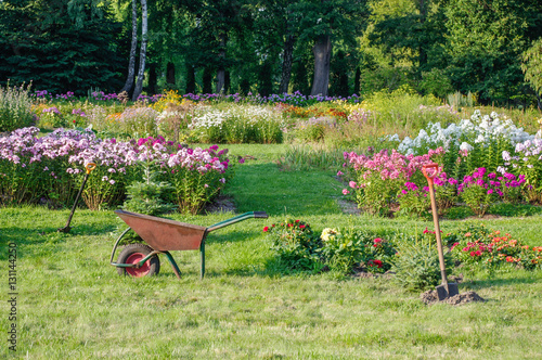 Wallpaper Mural Летние работы в саду. Тачка и лопата. Torontodigital.ca