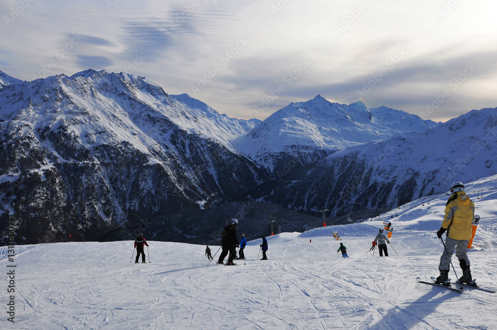 Austria: Wintersportler bei der Abfahrt in Sölden im Tirol 