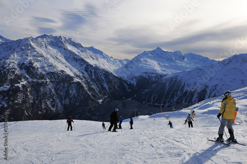 Austria: Wintersportler bei der Abfahrt in Sölden im Tirol © gmcphotopress