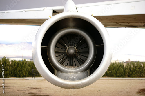 Flugzeugturbine / Die Nahaufnahme einer Flugzeugturbine am Seitenflügel eines Passagierflugzeugs.
