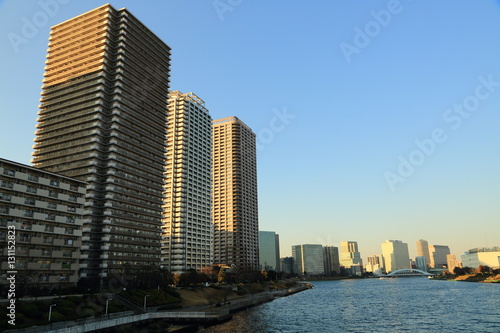 隅田川沿いに建ち並ぶ高層マンション群