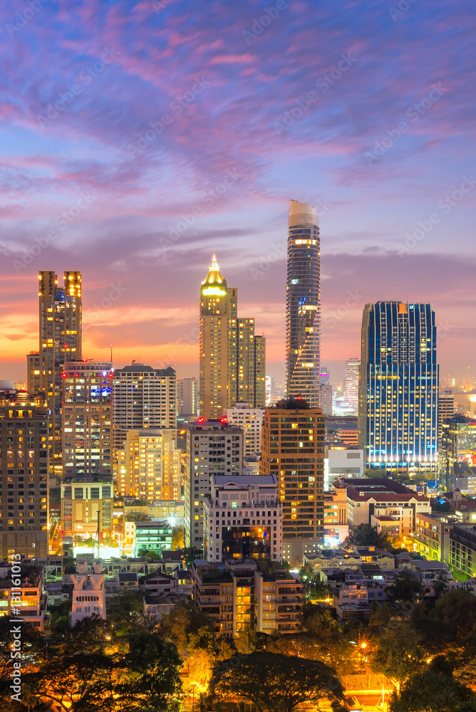 Fototapeta premium Widok z lotu ptaka wysokiego wzrosta nowożytny budynek przy biznesową strefą w Bangkok, Tajlandia