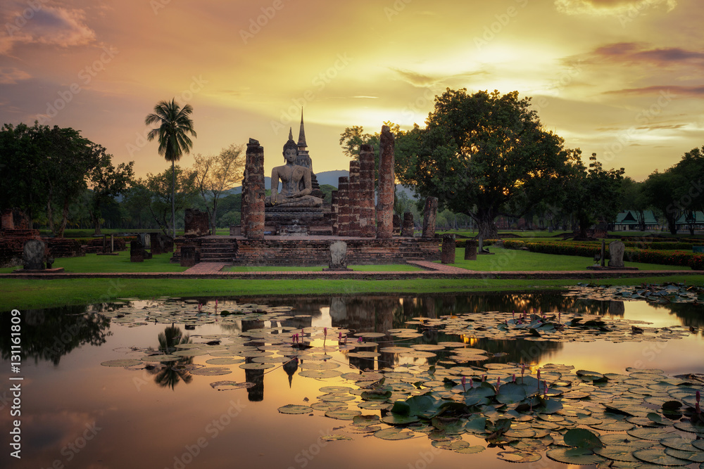 Naklejka premium Buddha Statue at Wat Mahathat in Sukhothai Historical Park