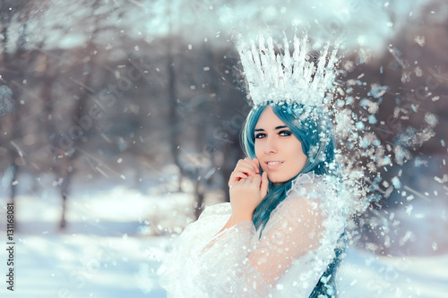 Bild auf Leinwand Snow Queen in Winter Fantasy Landscape