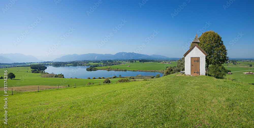 Obraz premium kleine Andachtskapelle mit Blick zum Riegsee und Blaues Land