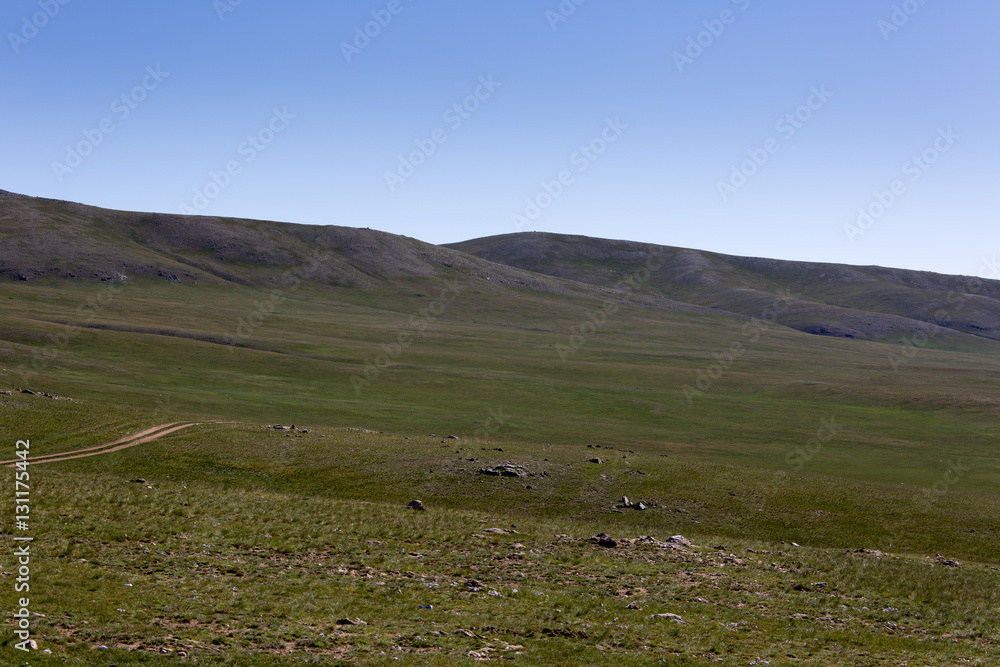 Landstraße durch die Steppe der mittleren Mongolei