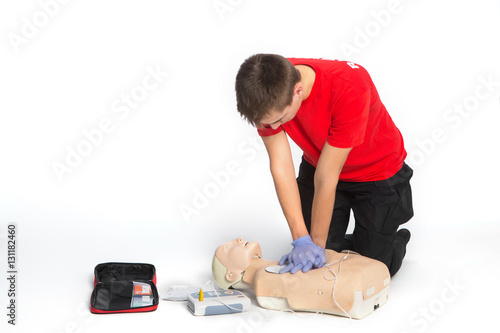 Foto Paramedic demonstrate Cardiopulmonary resuscitation (CPR) on  dumm