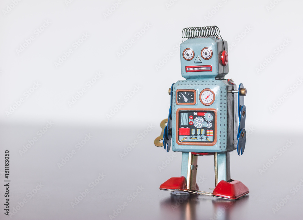 Naklejka premium Blechroboter-Spielzeug, Methapher für Chatbot / Socialbot und Algorithmen