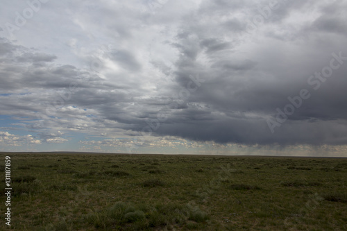 Unwetterwolken über der Wüste Gobi