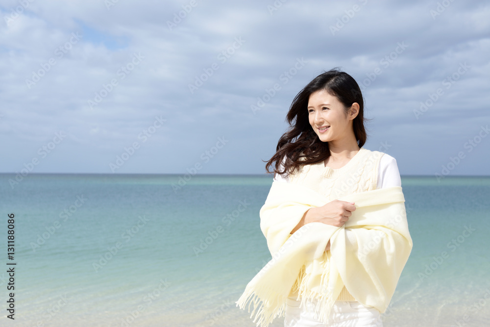 沖縄の美しいビーチで寛ぐ女性 沖縄の美しいビーチで寛ぐ女性