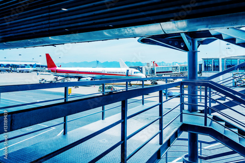 Airport en vliegtuigen boarding bruggen photo