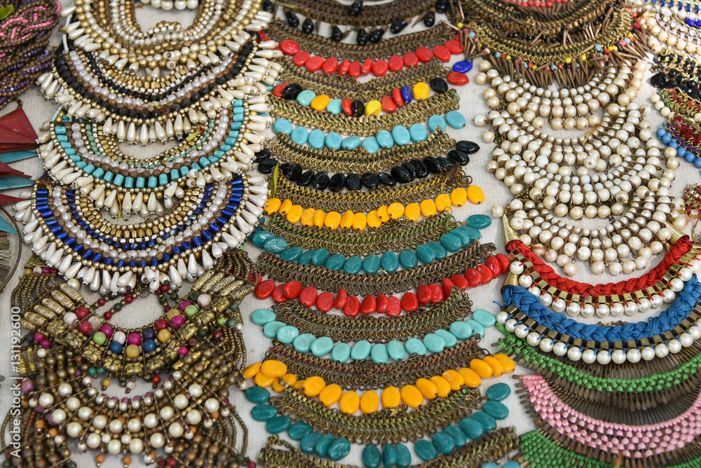 Foto Stock Many traditional antique Necklaces, Chains on a market in  Jodhpur, India. Colourful handmade jewellery using beads, metal, stones,  thread worn by woman of Rajasthan arranged for sale on Indian street