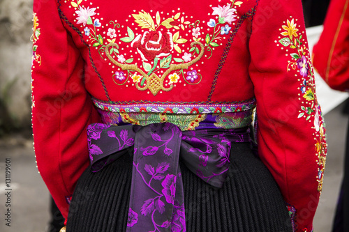CAGLIARI, ITALIA - MAGGIO 1, 2013: 357^ Processione Religiosa di Sant'Efisio - Sardegna - dettaglio di un costume tradizionale sardo femminile